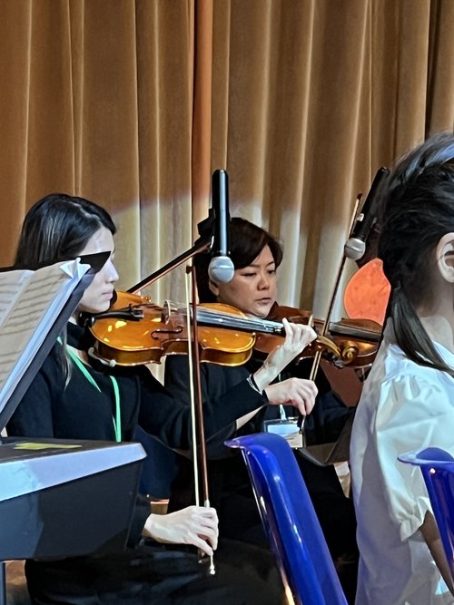Lorraine and the other teacher plays viola and violin respectively, helping a lot on the student concert!