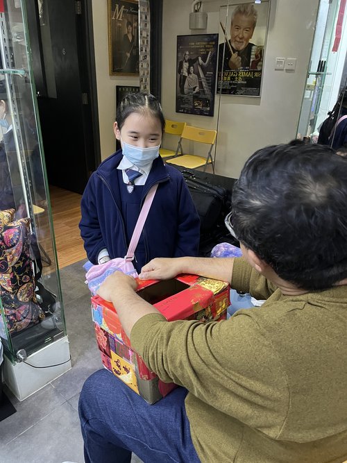 She won the prize from the lucky draw, and Ringo is happy to hand her the prize!