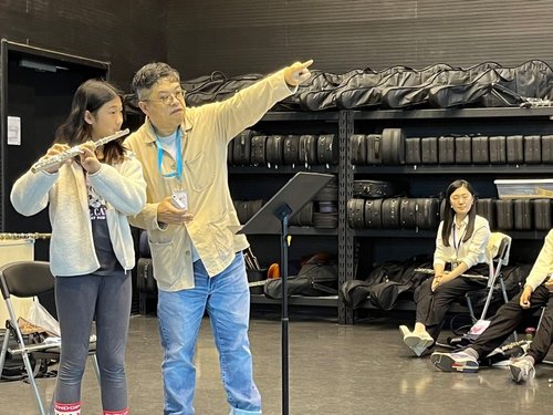 Ringo is also teaching his fellow students, how nice!